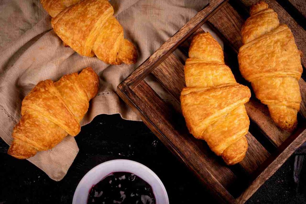 croissant cornetto brioche