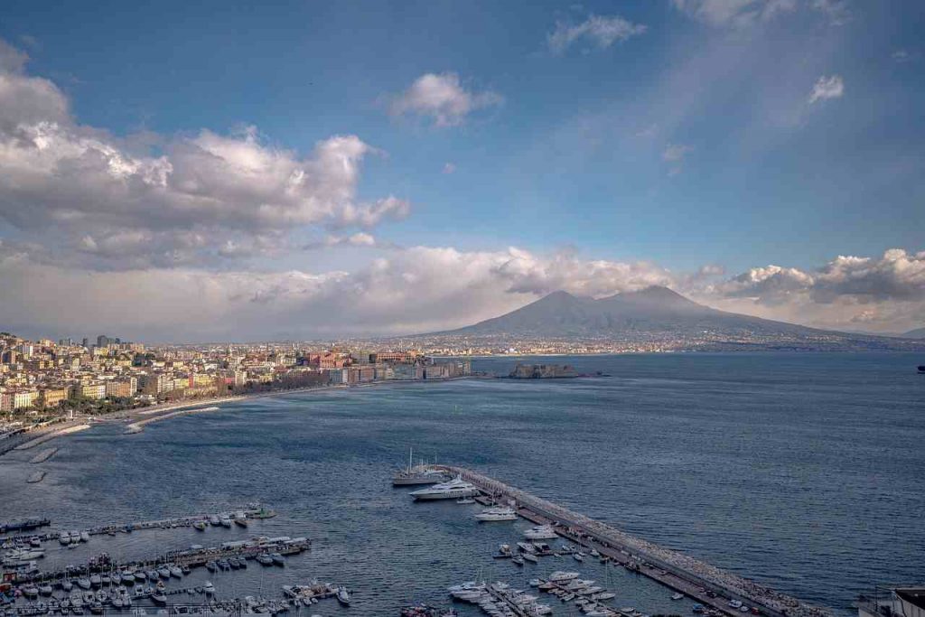 ti siedi a tavola Napoli