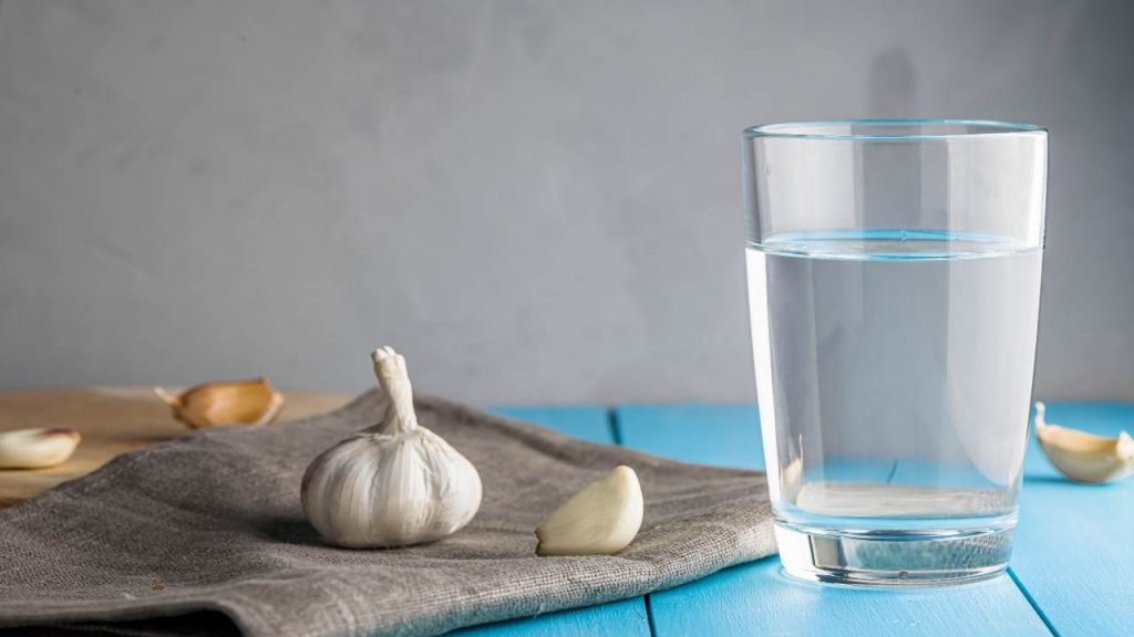 acqua e aglio ogni mattina